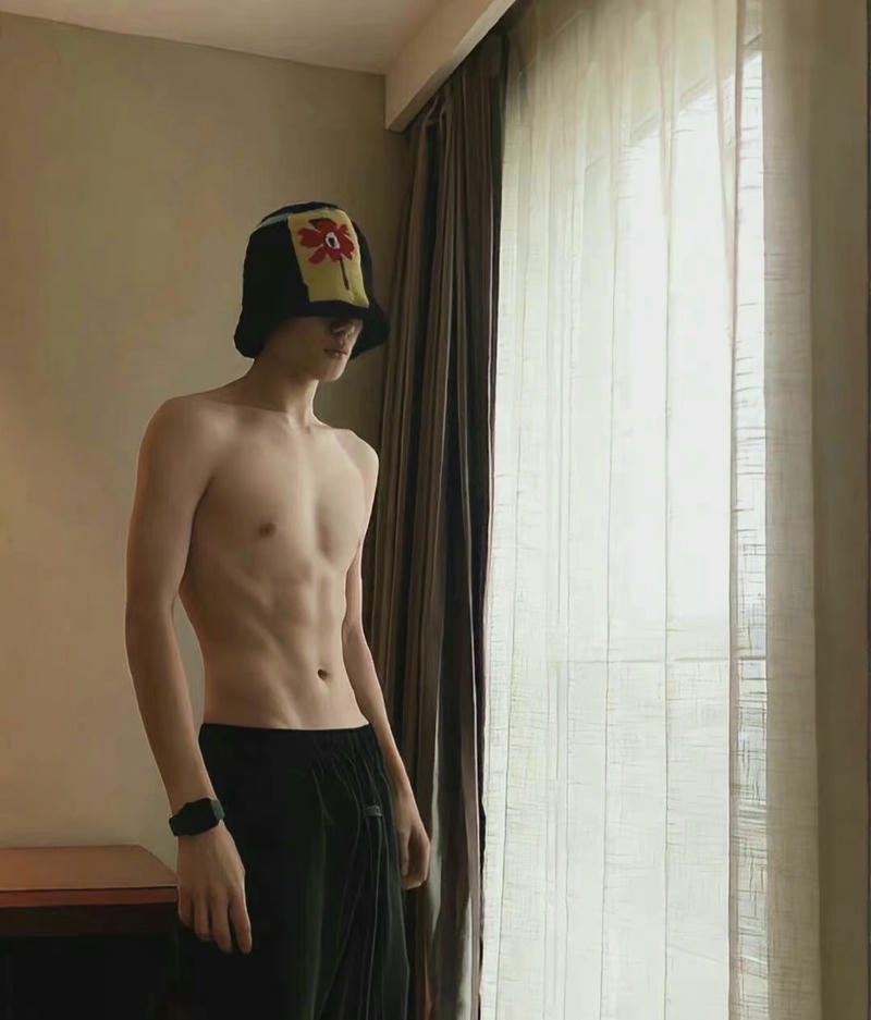 Gương mặt điển trai cùng body khỏe khoắn