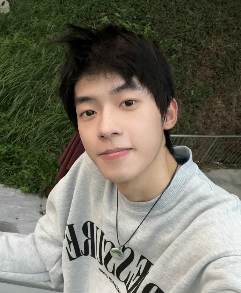 Gương mặt nam thanh tú với biểu cảm nhẹ nhàng