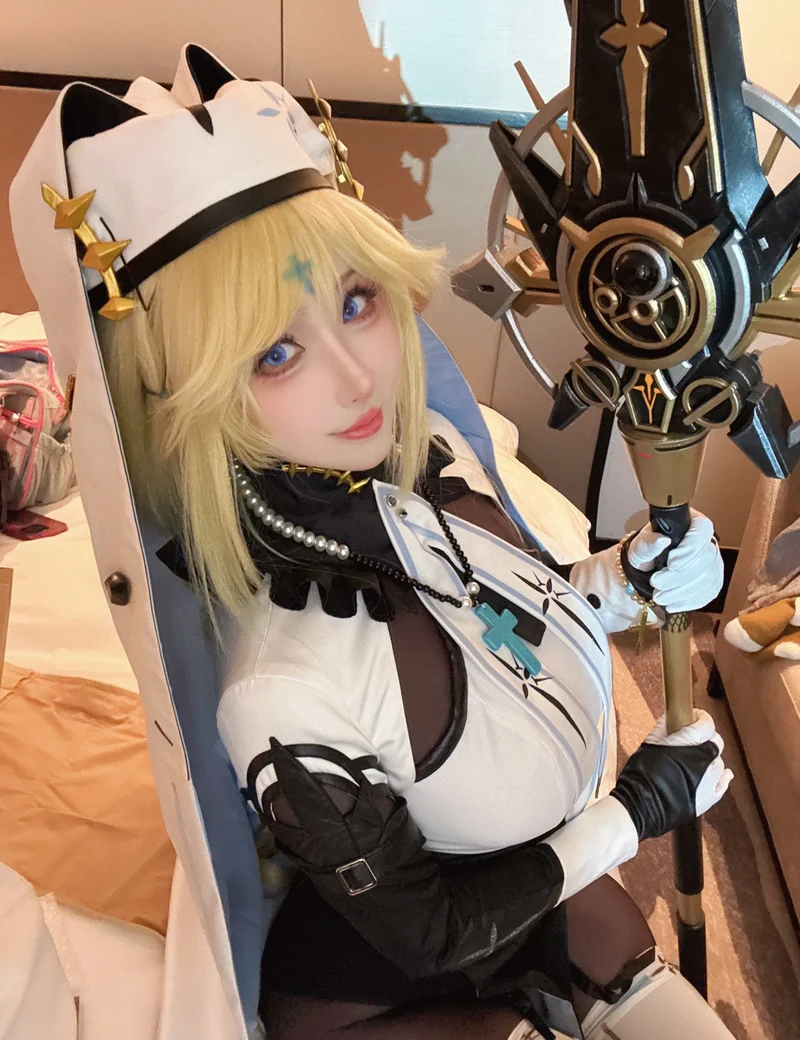 Hình Rioko cosplay gợi cảm nằm nghiêng trên giường