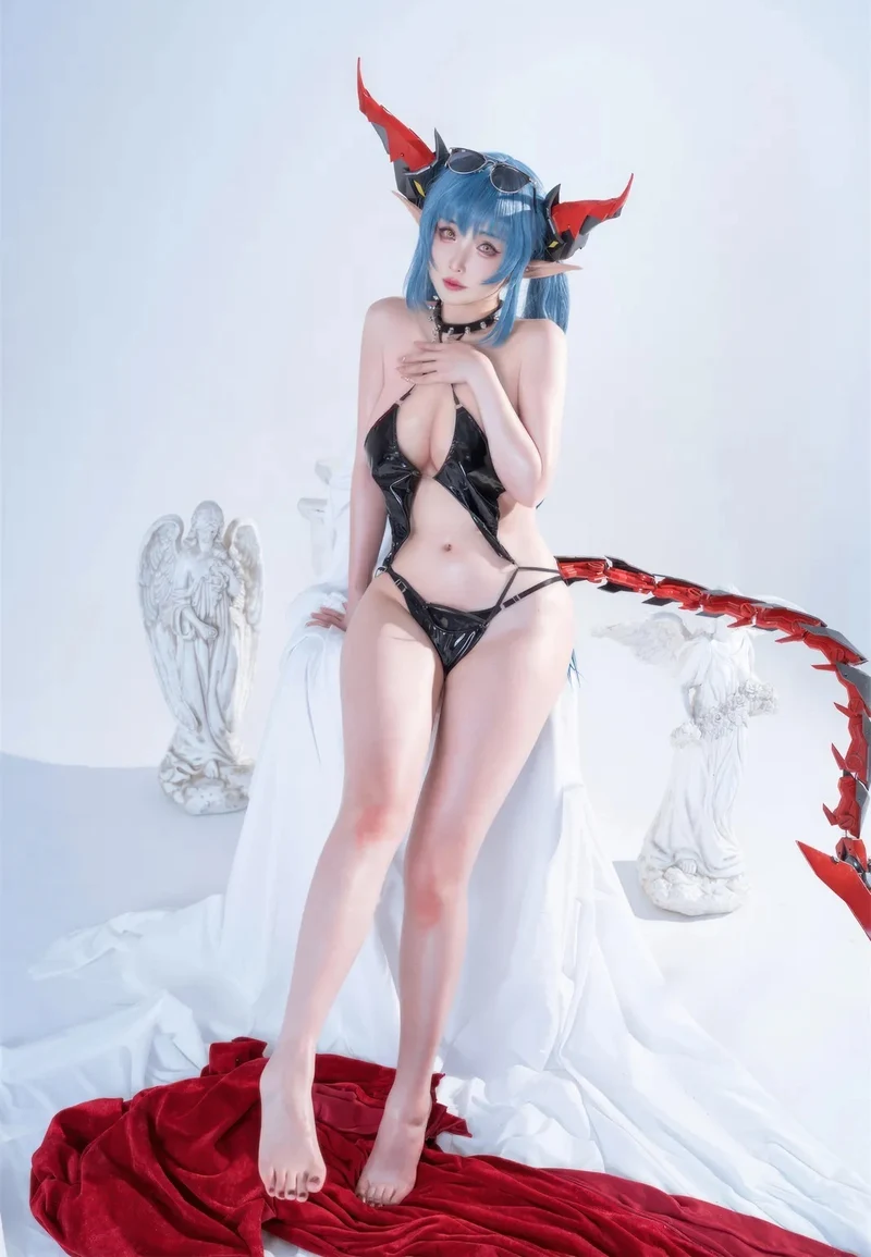 Hình Rioko cosplay quyến rũ trong tư thế đứng uyển chuyển