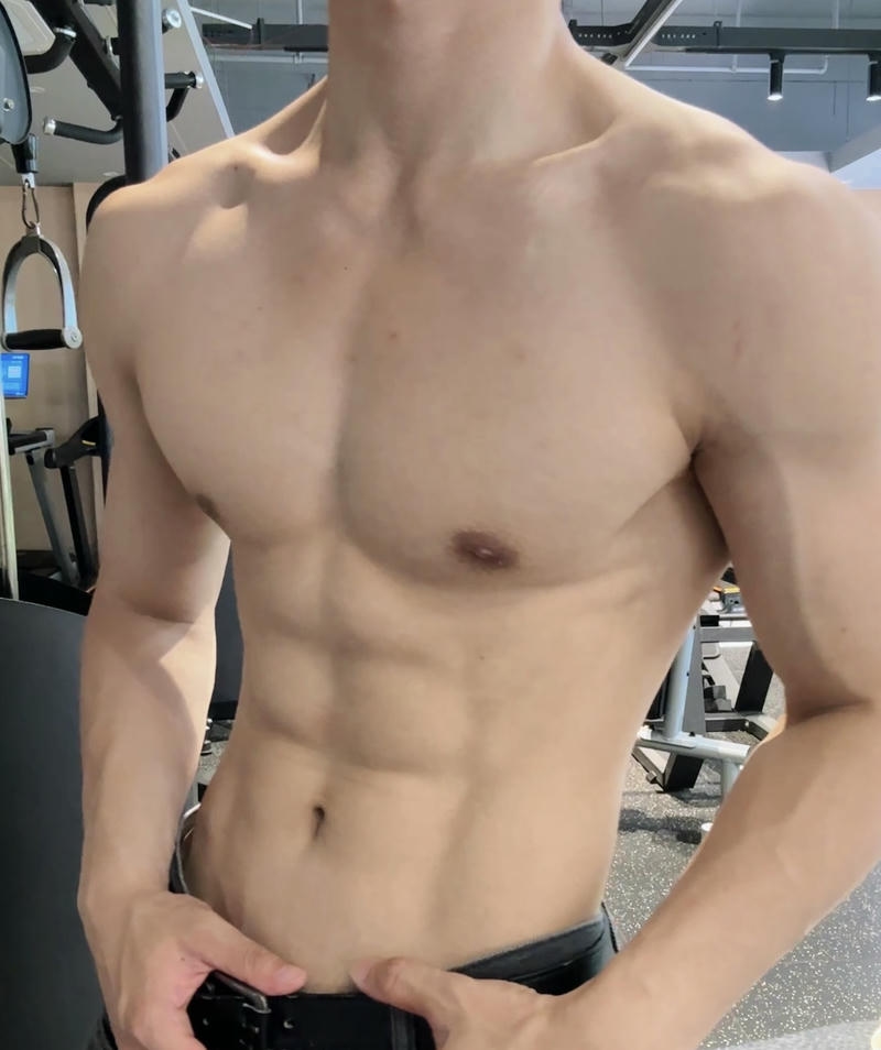 Hình ảnh 6 múi che mặt mang phong thái tự tin