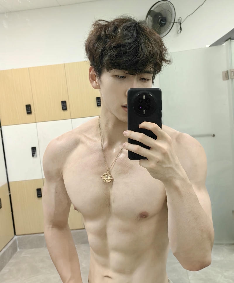 Hình ảnh 6 múi che mặt trong ánh sáng dịu