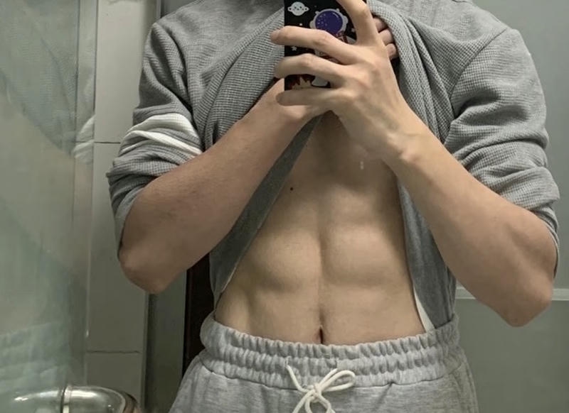 Hình ảnh 6 múi che mặt trong không gian mở