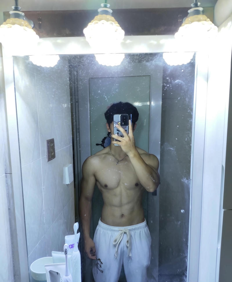 Hình ảnh 6 múi che mặt trong không gian thoáng