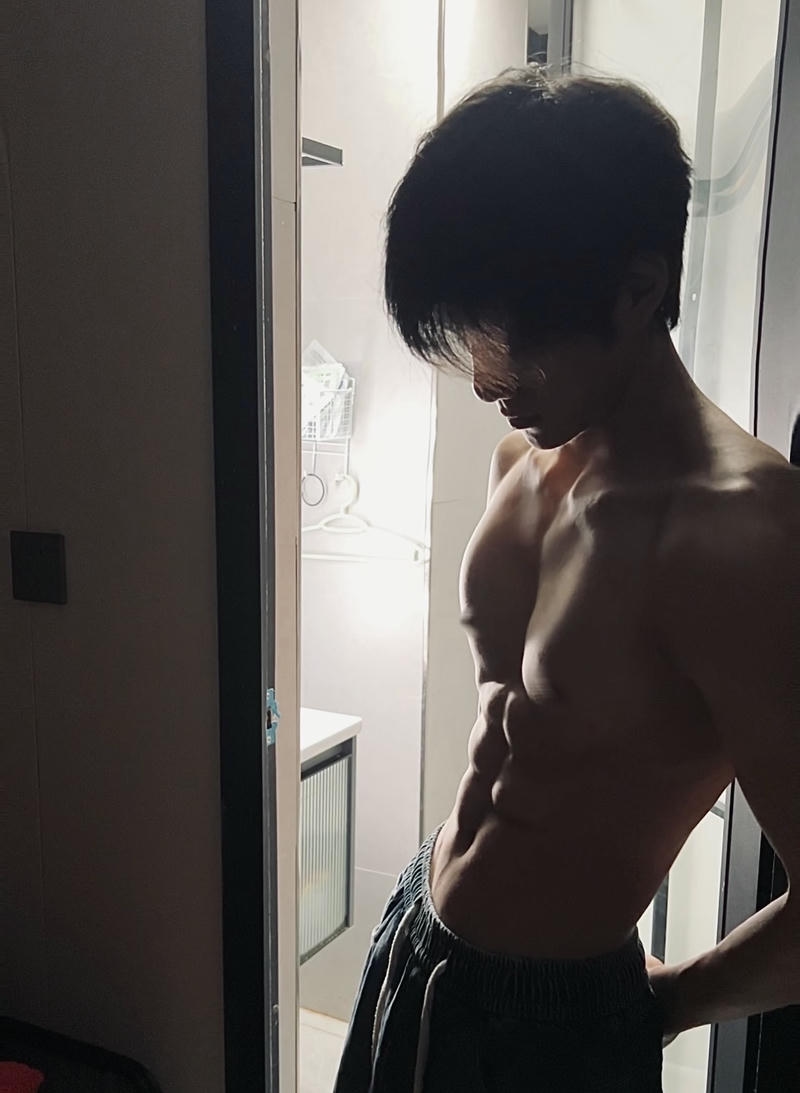 Hình ảnh 6 múi che mặt trong khung cảnh đơn giản