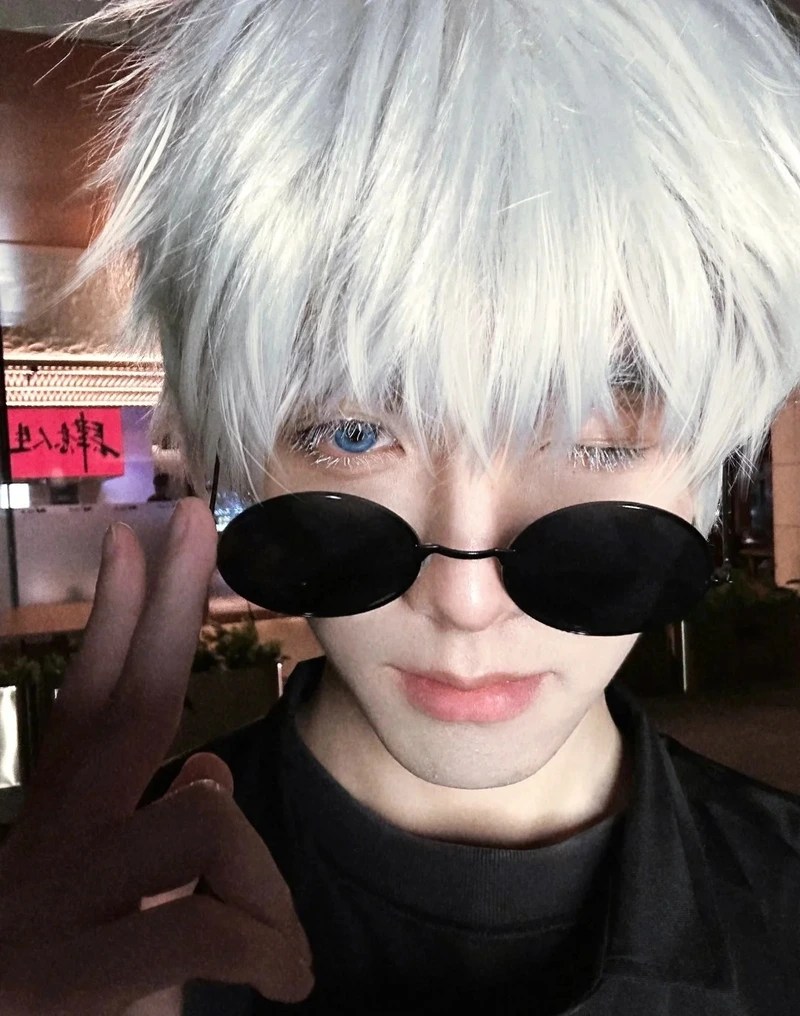 Hình ảnh Gojo cosplay đẹp trai sáng bừng màn hình