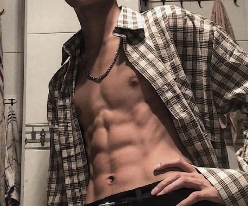 Hình ảnh body 6 múi che mặt ánh sáng tự nhiên