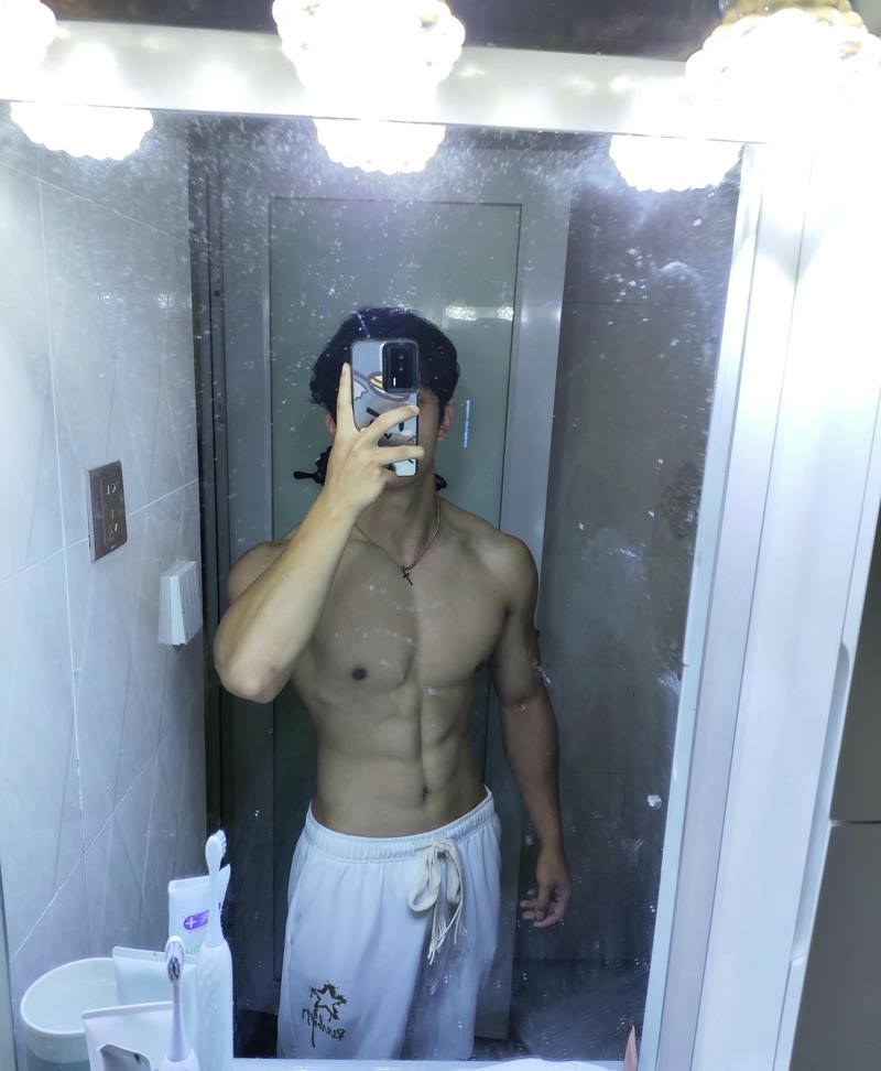 Hình ảnh body 6 múi che mặt ngoài trời