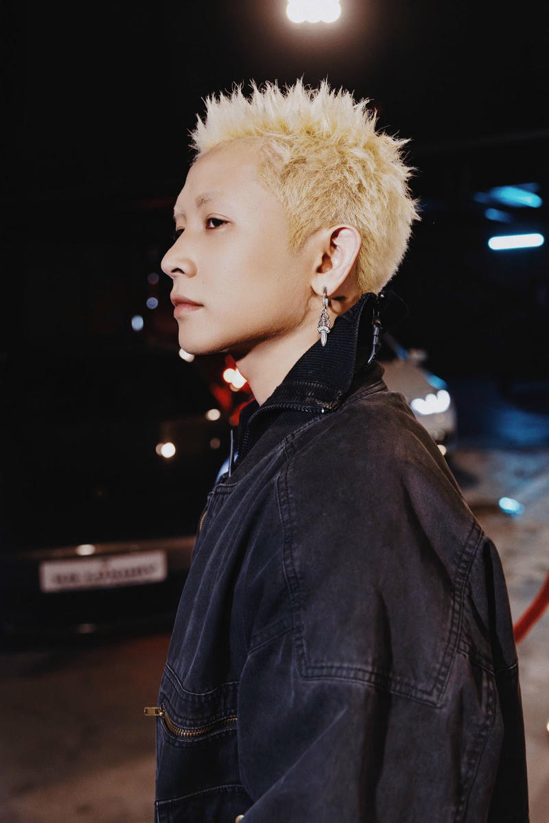 Hình ảnh đời thường mang nét cá tính làm nền Ricky Star