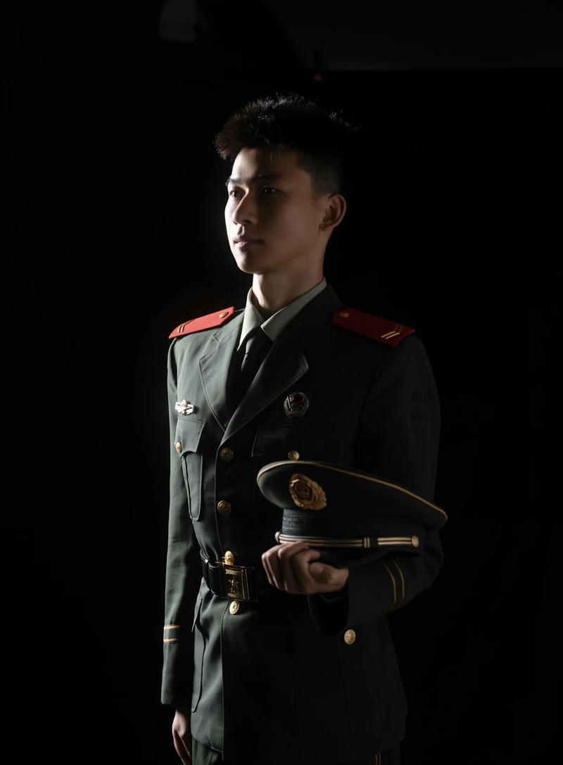 Hình ảnh quân nhân đẹp trai trong không gian mở