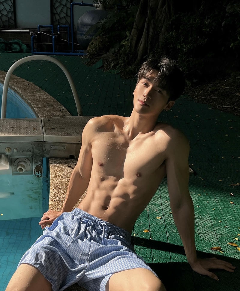 Hình ảnh trai 6 múi mang phong thái tự tin