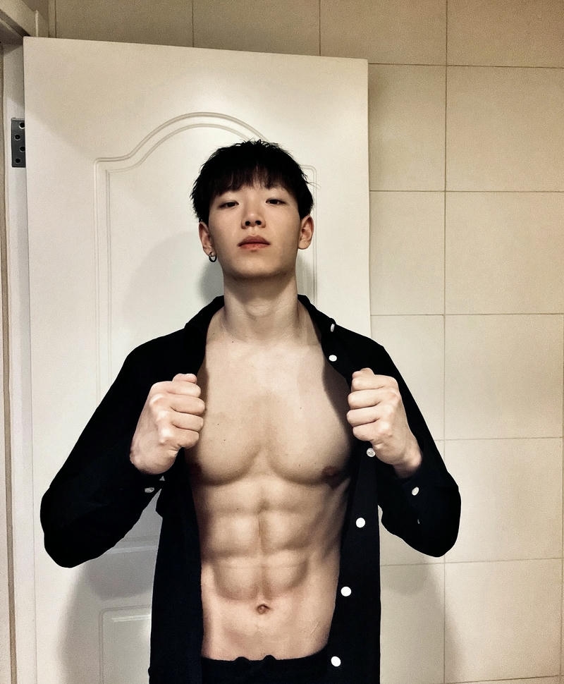 Hình ảnh trai 6 múi trong ánh sáng tự nhiên