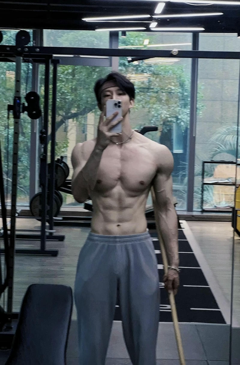 Hình ảnh trai 6 múi trong không gian ngoài trời