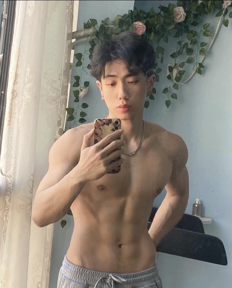 Hình ảnh trai 6 múi trong khung cảnh đơn giản