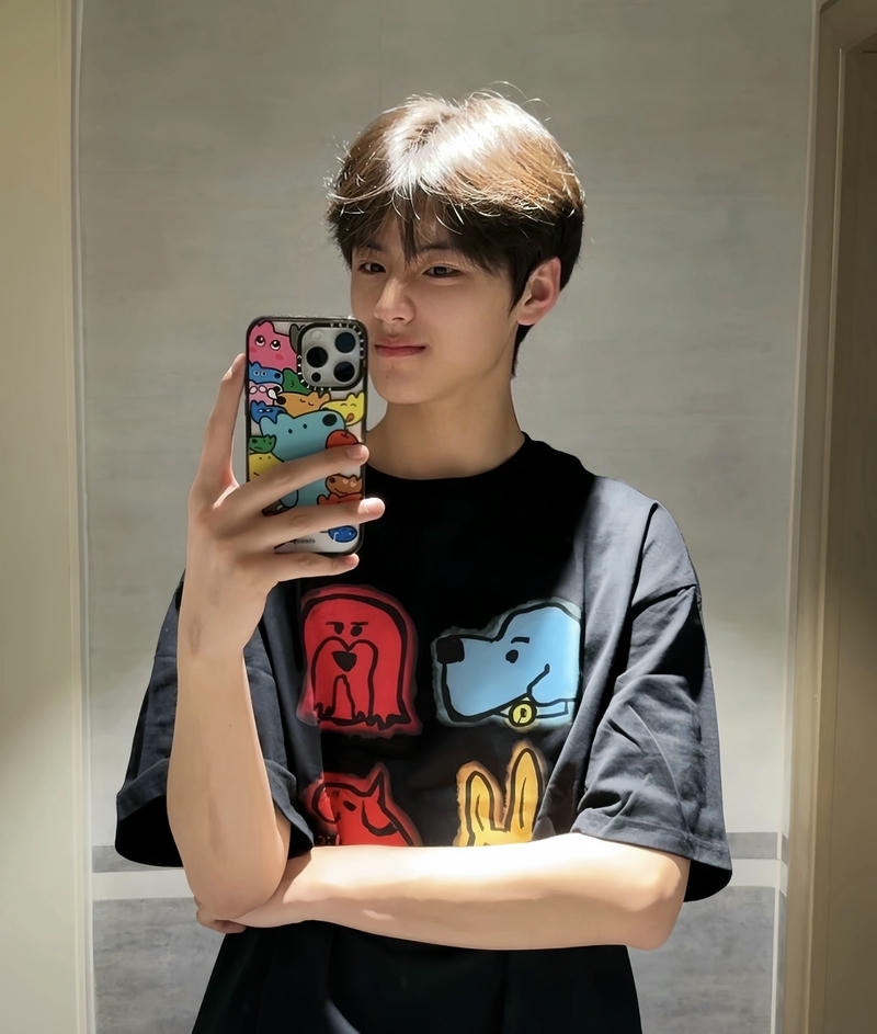 Hình ảnh trai đẹp đứng giữa không gian rộng