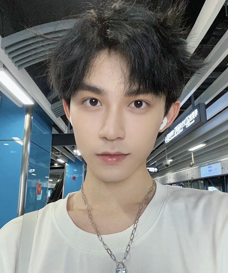 Hình ảnh trai đẹp trong không gian ngoài trời