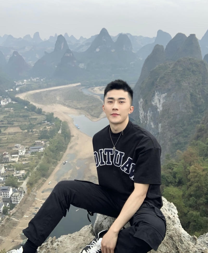 Hình ảnh trai đẹp trong không gian rộng