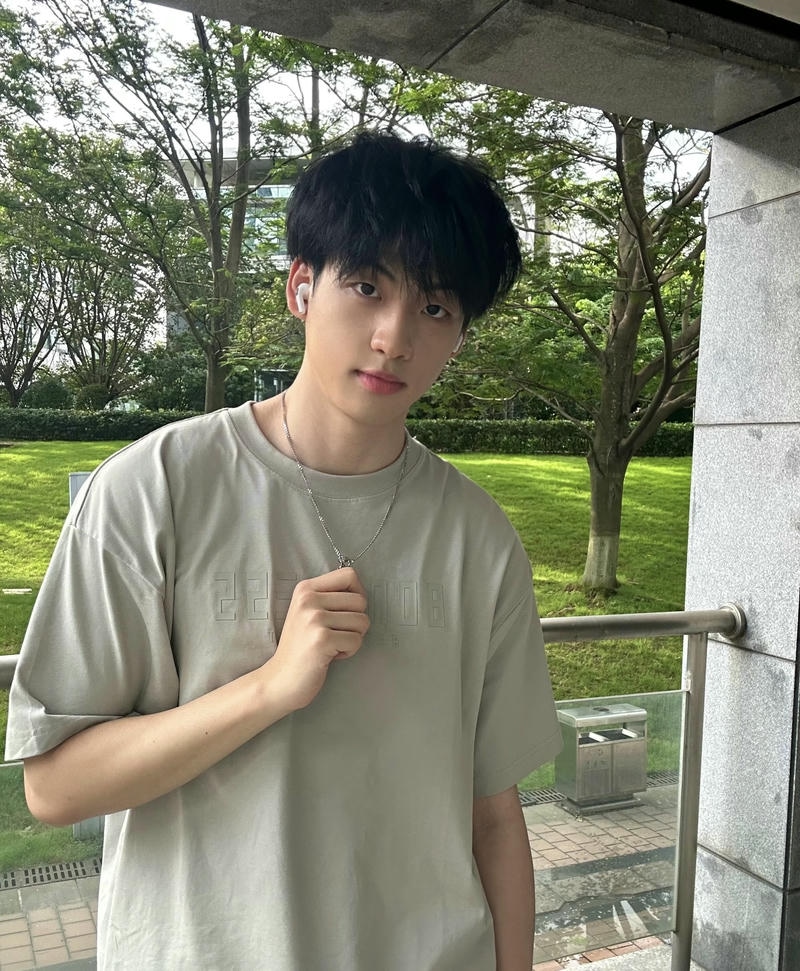 Hình ảnh trai đẹp trong khung cảnh đơn giản