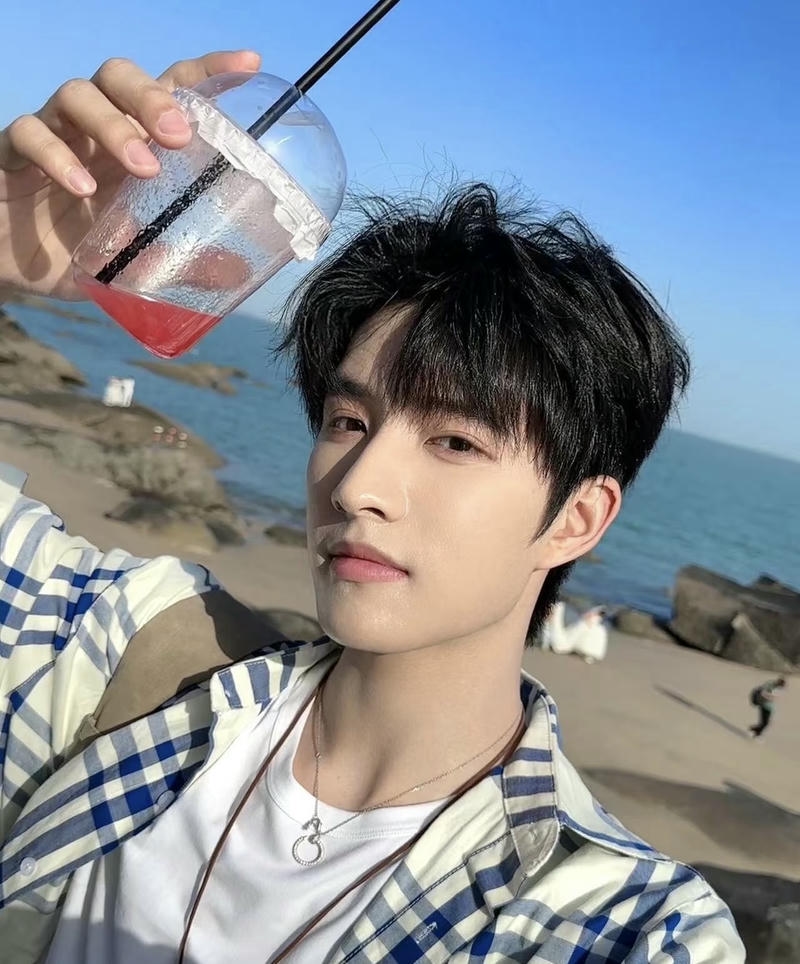 Hình ảnh trai đẹp với ánh mắt cuốn hút