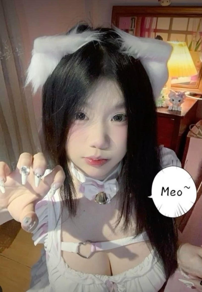 Hình gái xinh mặc đồ hầu gái tạo dáng đáng yêu