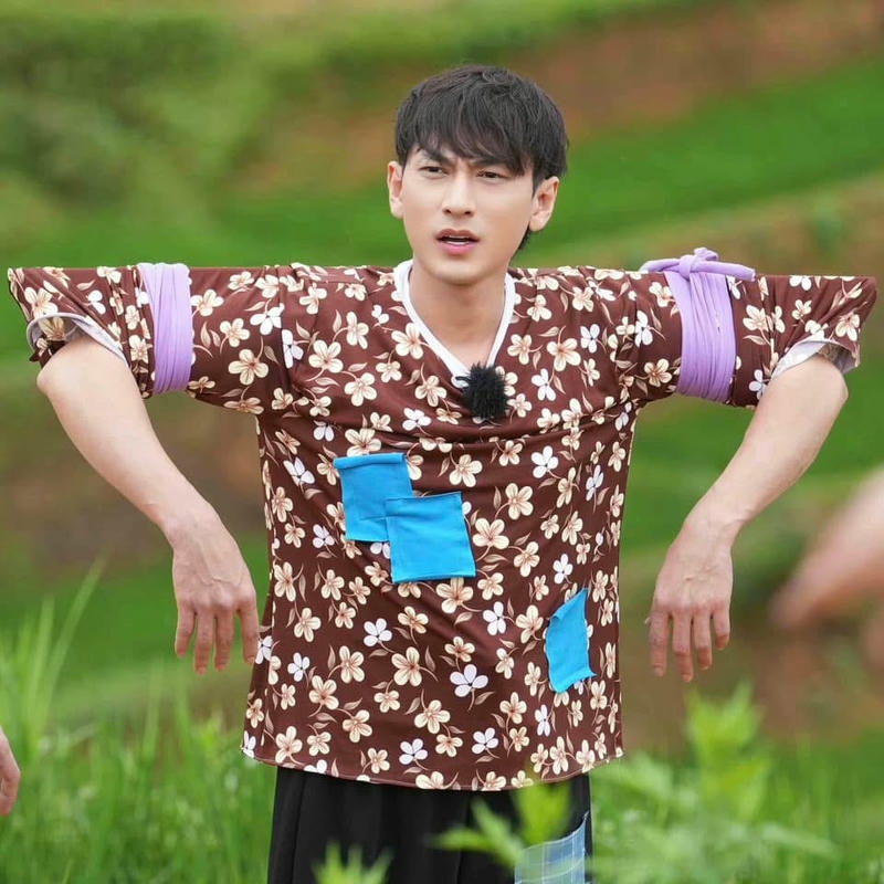 Isaac cute biểu cảm ngây ngô mặc đồ bà b