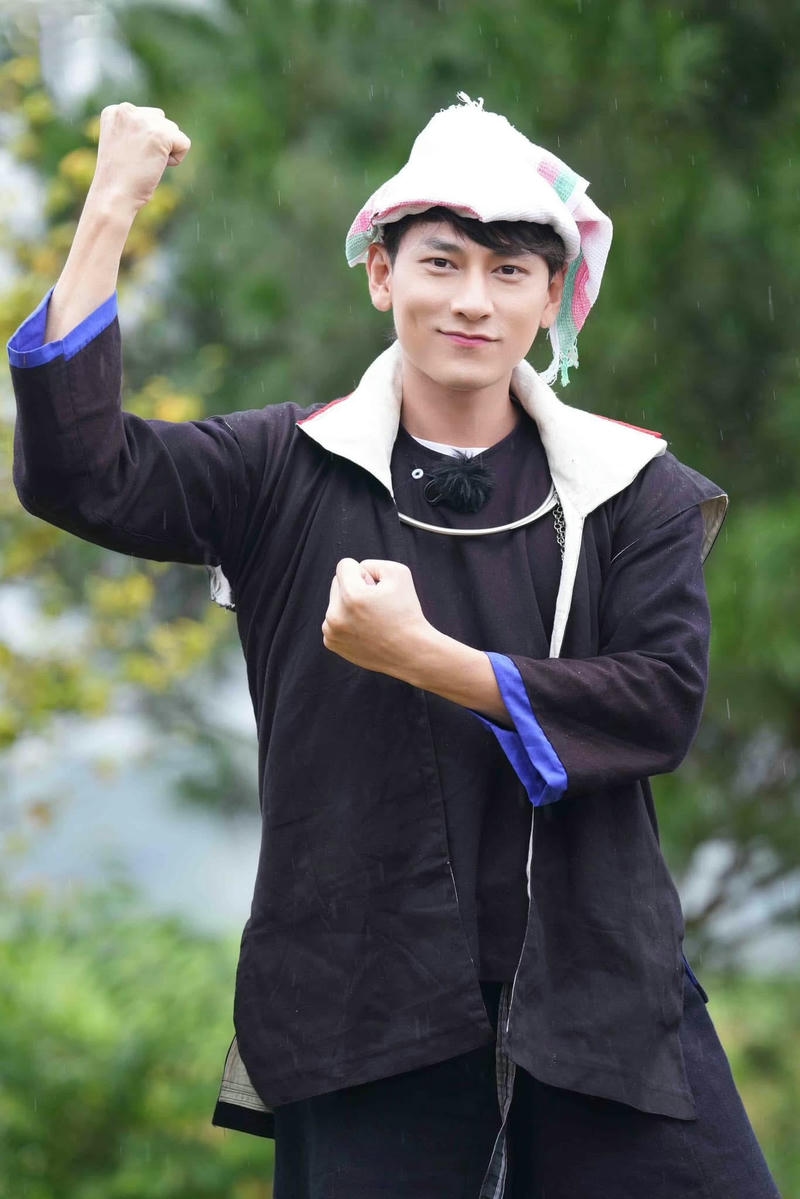 Isaac cute cười tươi giữa thiên nhiên xanh