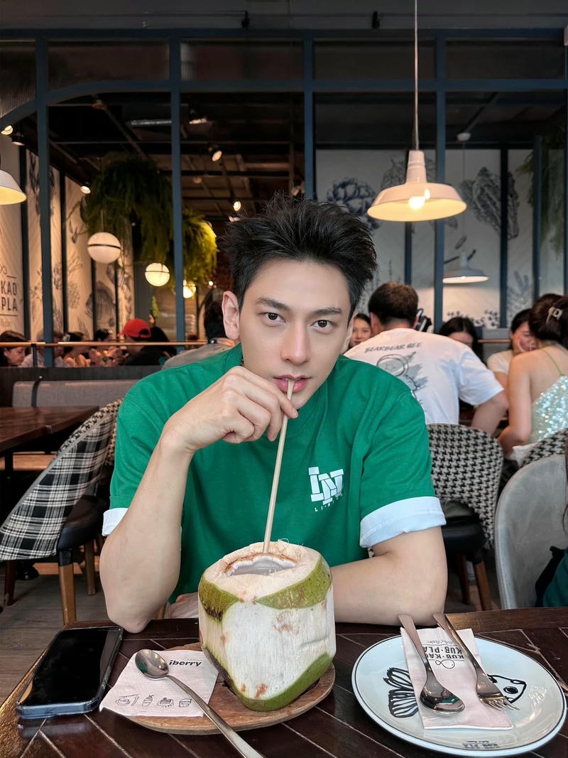 Isaac cute đang ăn uống cực tự nhiên đời thường