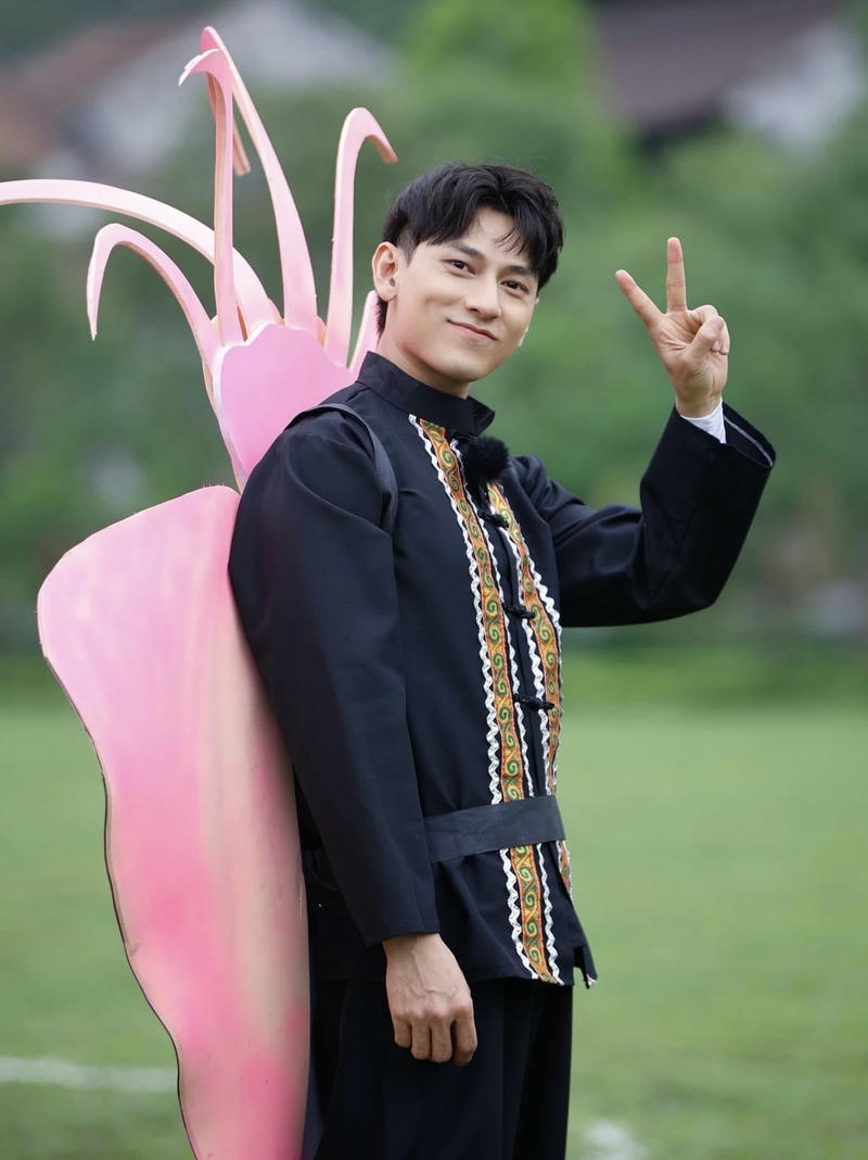 Isaac cute đeo cánh bướm hồng hài hước