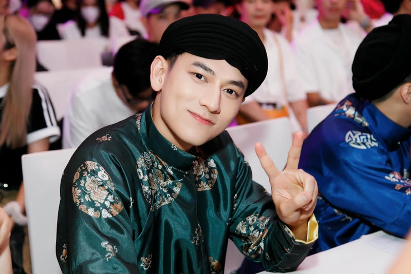 Isaac cute diện áo dài truyền thống điển trai