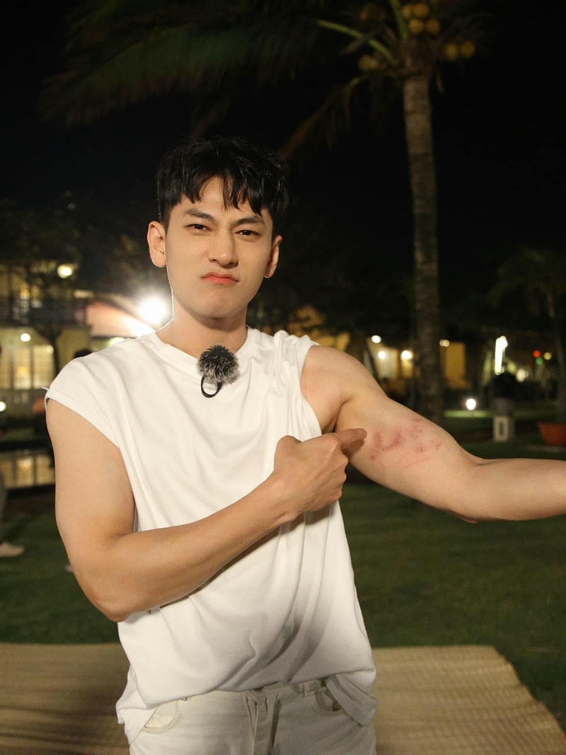 Isaac cute mặc áo ba lỗ khoe vẻ đẹp nam tín