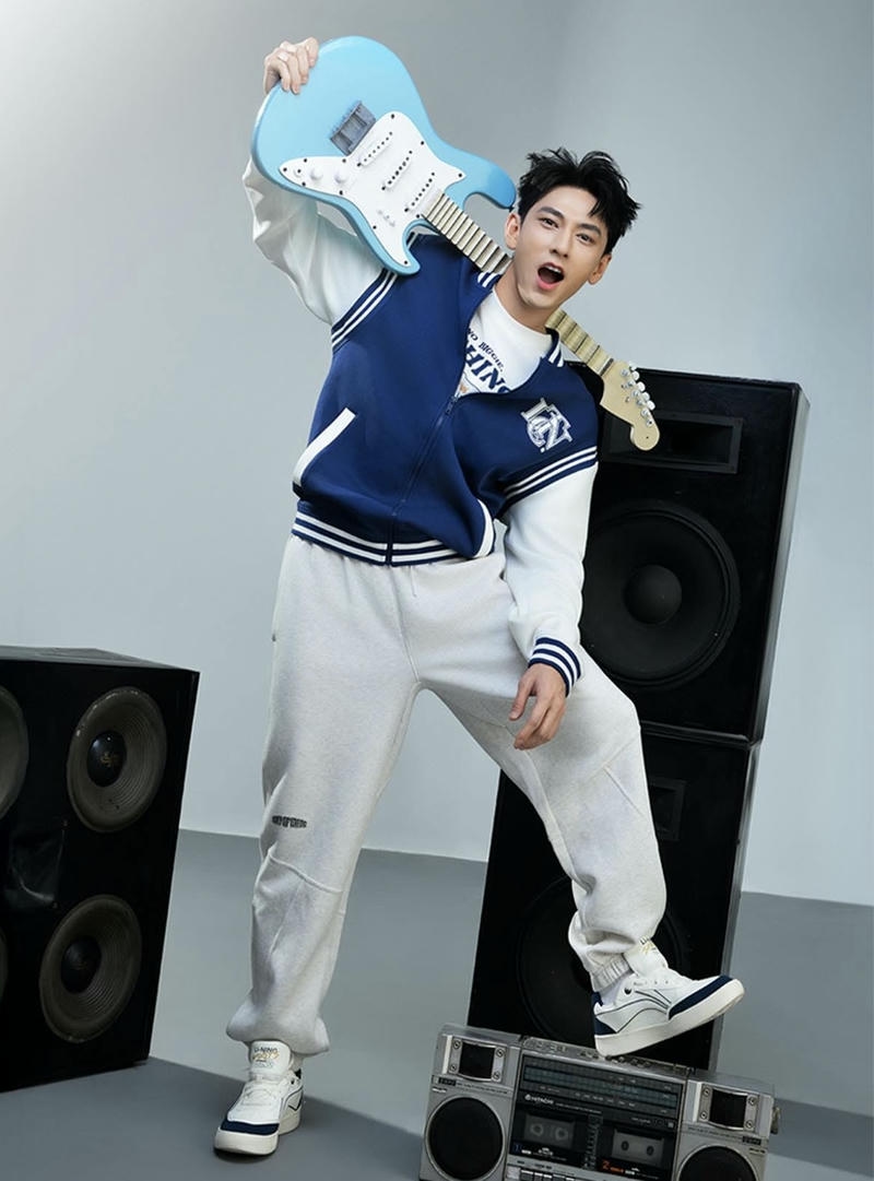 Isaac cute mặc đồ biểu diễn cực lôi cuốn