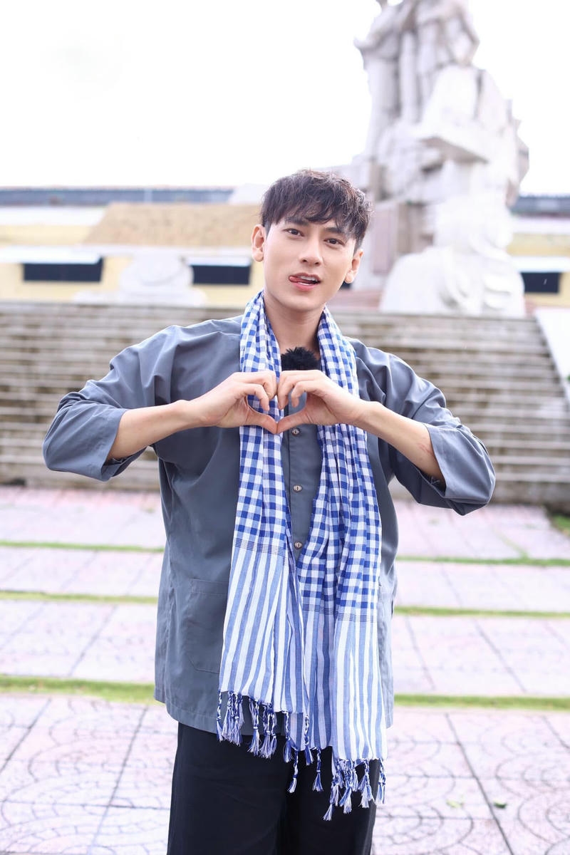 Isaac cute tạo hình trái tim gửi đến người hâm mộ