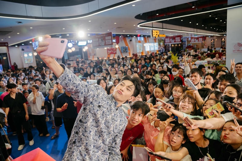 Isaac cute vui vẻ chụp ảnh selfie cùng người hâm mộ