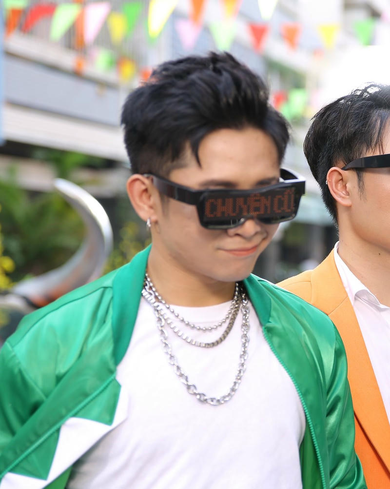 Khoảnh khắc biểu diễn bùng nổ làm nền Ricky Star nổi bật