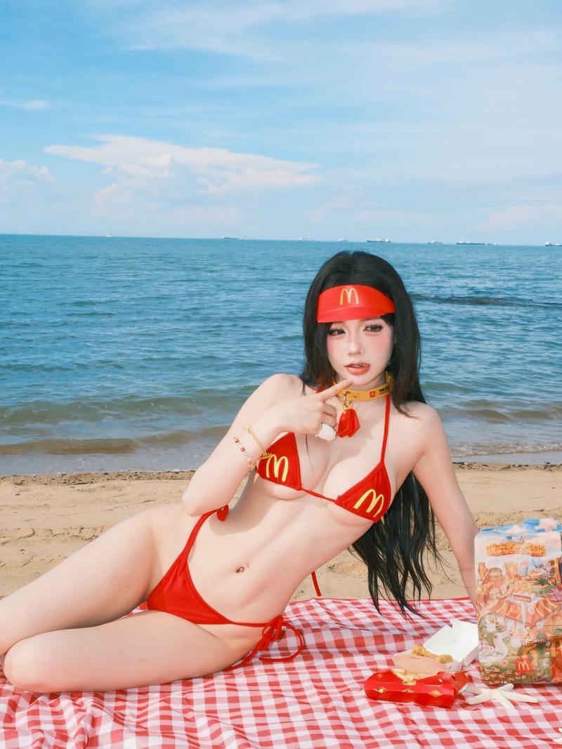 Khoảnh khắc bikini hai mảnh bên biển của gái xinh