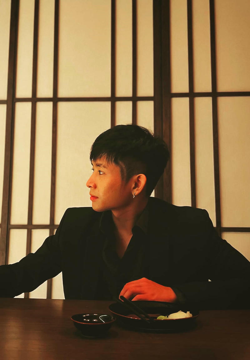 Khung hình đời thường gần gũi hợp nền Ricky Star