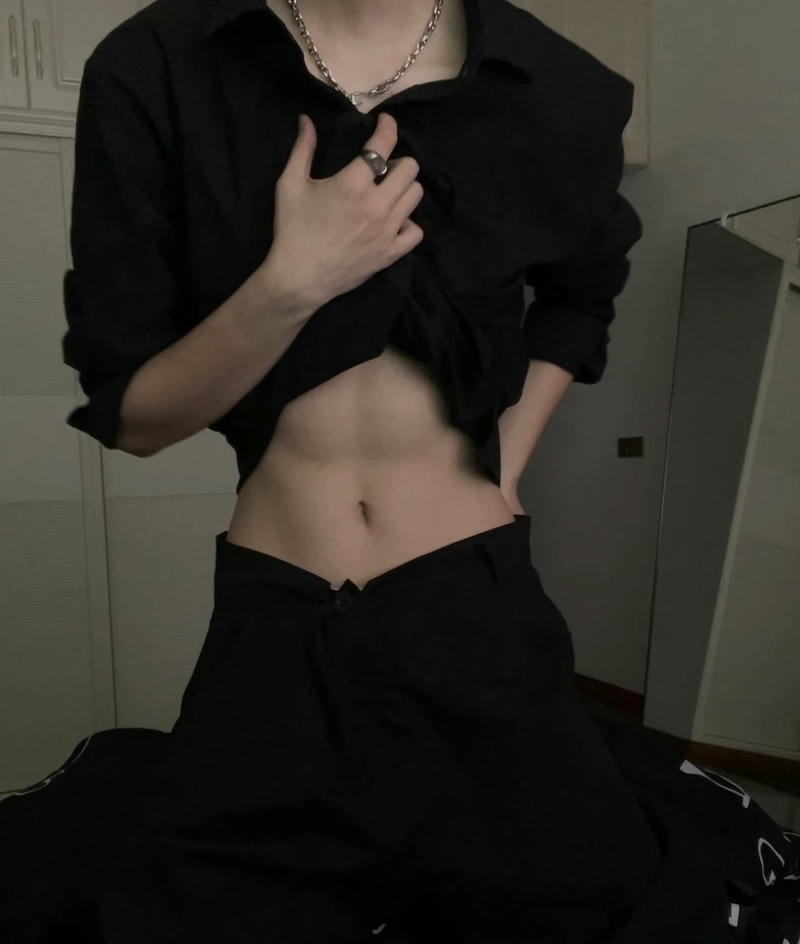 Nam giới body chuẩn che mặt tạo nét bí ẩn