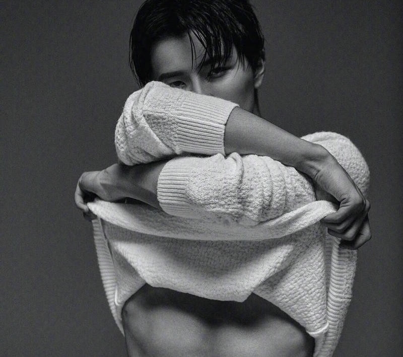 Nam giới body chuẩn với cơ bụng rõ