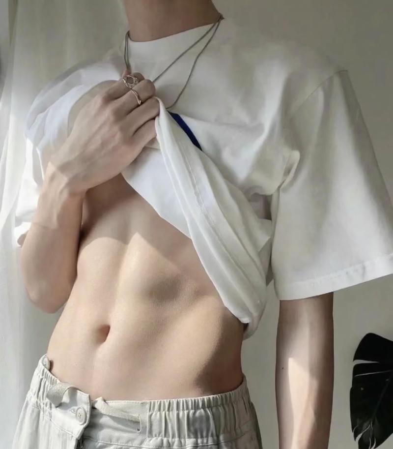 Nam giới body săn chắc che mặt ngoài trời