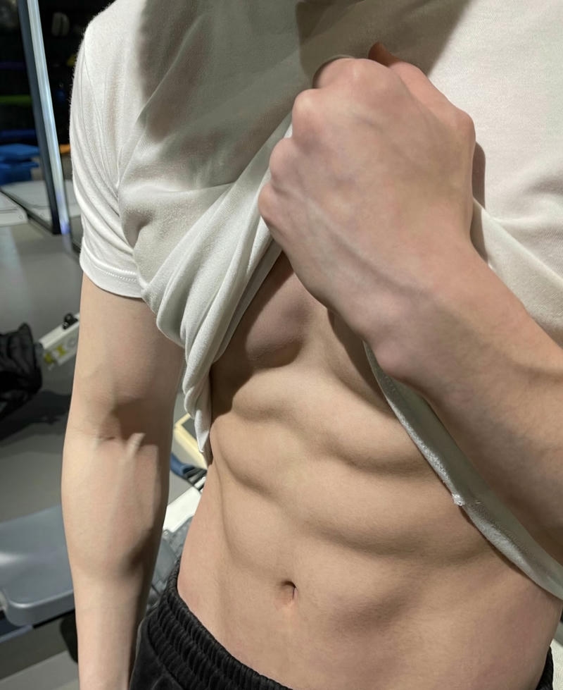 Nam giới cơ bụng nổi bật che mặt nhẹ nhàng