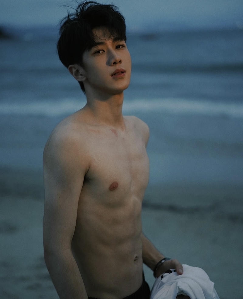 Nam giới cơ bụng nổi bật đầy thu hút