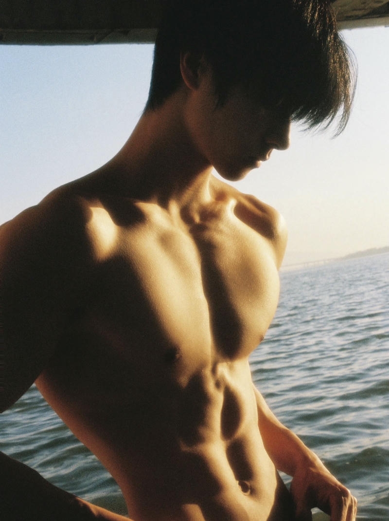 Nam giới cơ bụng rõ che mặt đầy thu hút