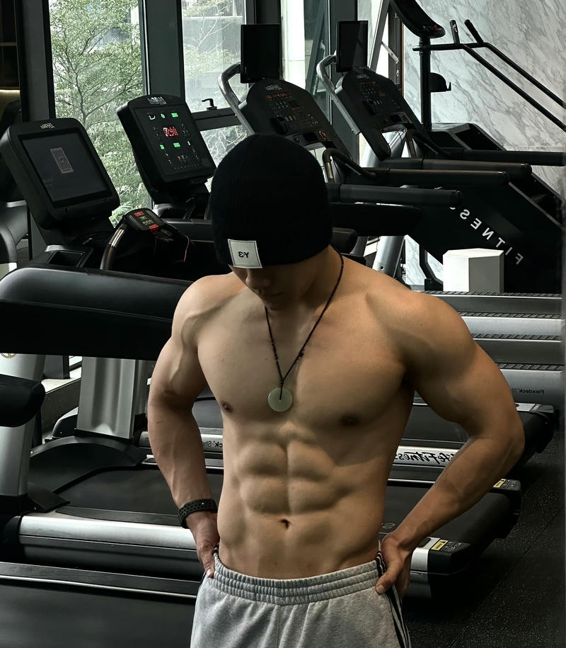 Nam giới cơ bụng rõ nét che mặt đầy bí ẩn