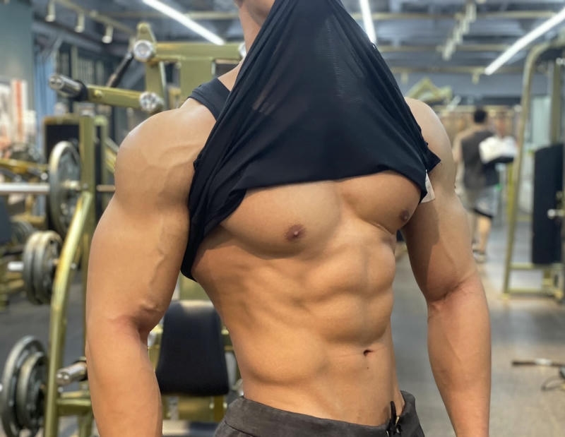 Nam giới cơ bụng rõ nét đầy cuốn hút