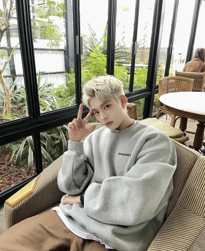 Nam giới điển trai trong không gian mở