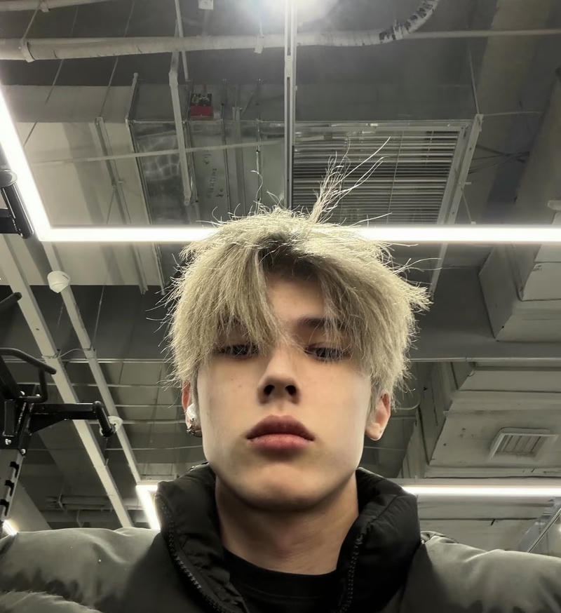 Nam giới điển trai với ánh mắt sáng rõ