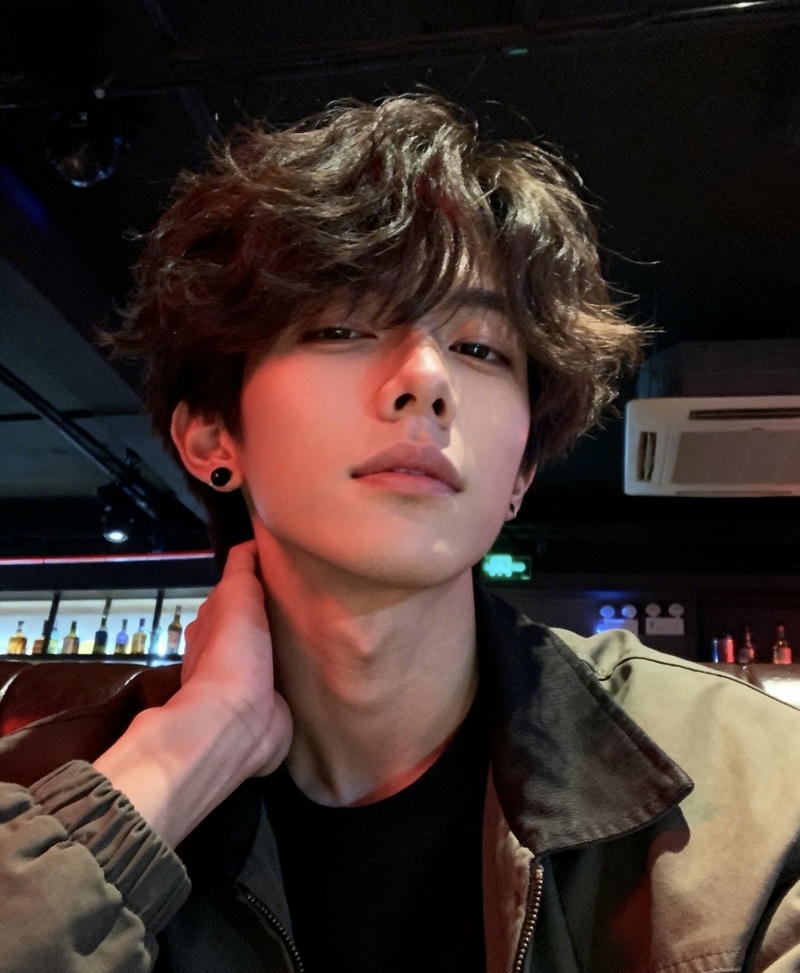 Nam giới điển trai với phong cách đơn giản