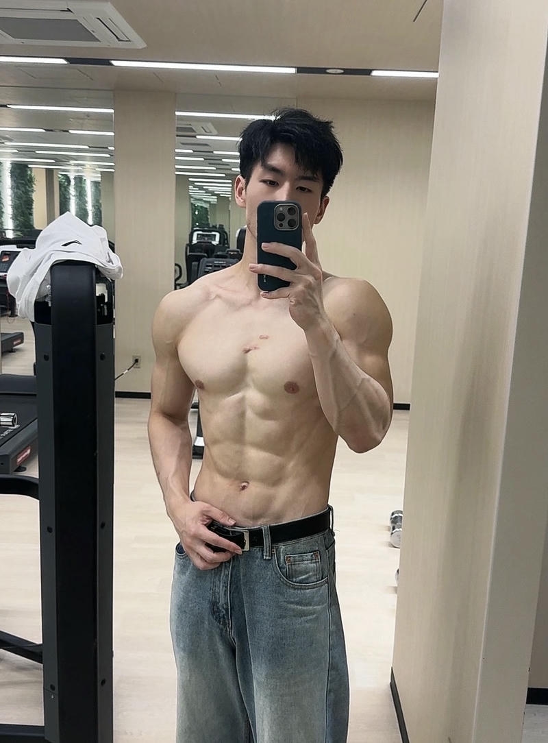 Nam giới thân hình vạm vỡ đầy nam tính