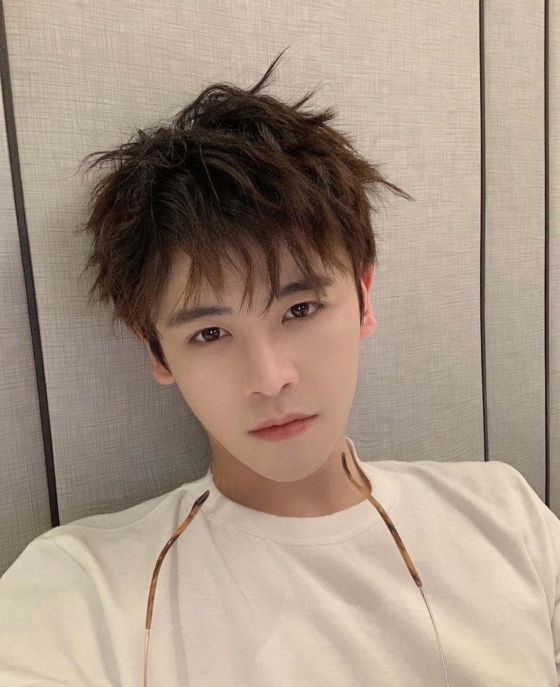 Nam giới trẻ với gương mặt sáng rõ