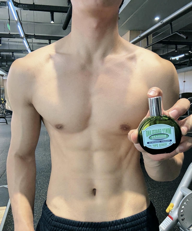 Nam giới vóc dáng mạnh mẽ che mặt tự nhiên